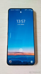Samsung Galaxy S22+ s příslušenstvím
