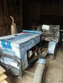 Traktor domácí výroby s vozíkem