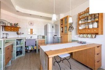 Prostorný byt 5+1 (114 m²) v klidné části Karlových Varů – F