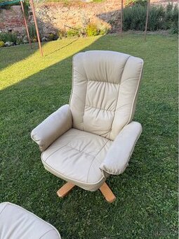 TV křeslo se stolkem na nohy