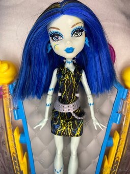 Monster high Frankie Stein Freaky fusion + dobíjecí stanice