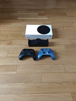 Xbox series s + 2 ovladače