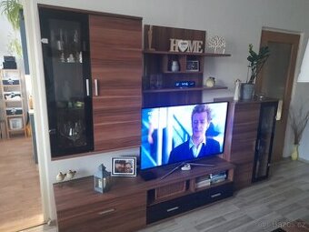 Obývací stěna s komodou,stolkem a dlouhou policí