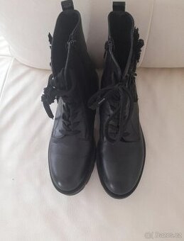 Prodám kožené kotníkové zimní boty s květinovou aplikaci