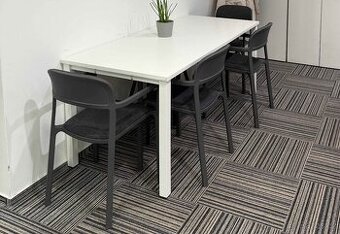 Bílý kancelářský stůl