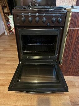 Starý plynový sporák s troubou - Mora