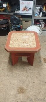 Starý stolek s dlaždicema