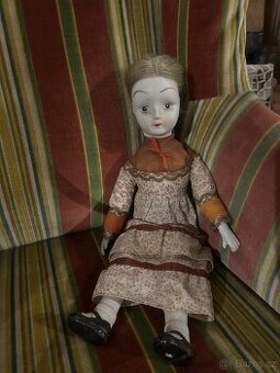 Stará porcelánová panenka