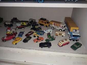 Sbírka starých autíček tanku a modelu letadel