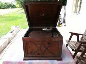 Prodám historický gramofon Hismaster Voice v nálezovém stavu