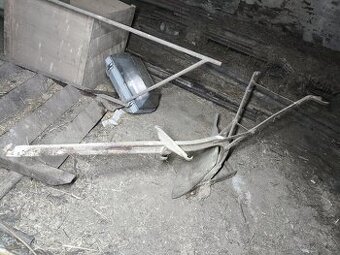 Pluh, plečka, brány a další zemědělské nástroje za koně
