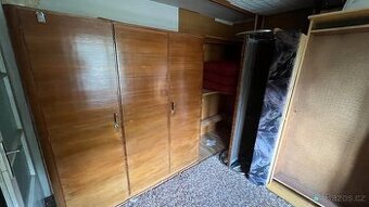 Dřevěné skříně