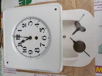 Staré dřevěné a porcelánové hodiny