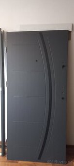 Vchodové dveře do bytu 90L se zarubni