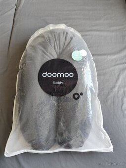 🌟 LUXUSNÍ KOJICÍ POLŠTÁŘ Doomoo Buddy – V ZÁRUCE & TOP STAV