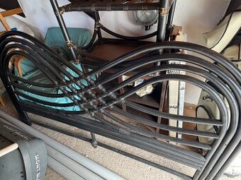 Čelo k posteli a malý stolek