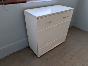 Komoda bílá šíře 74 cm, výška 73 cm