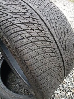 305/30 R21