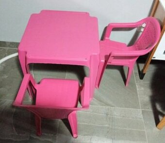 Plastový stoleček a dvě židle