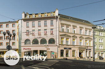 Obchodní dům s panoramatickým výtahem přímo na náměstí