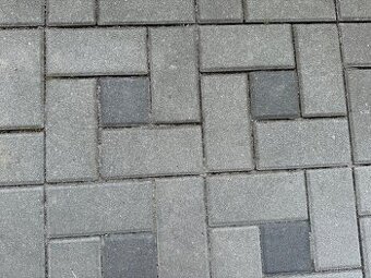 Zámková dlažba - použitá, 30 m2, za odvoz