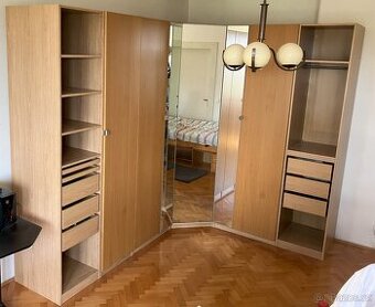 Rohová skříň se zrcadlem - elegantní a přitom objemná