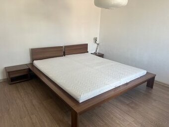 Manželská postel včetně roštů, matrací a nočních stolků