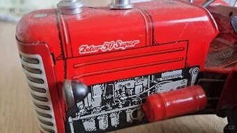 Kovovy traktor na klicek