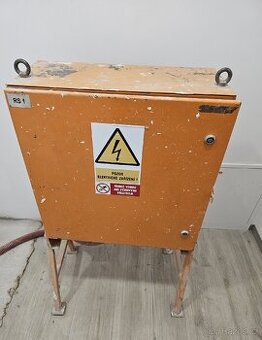 Stavební rozváděč 4x400V, 3x240V včetně kabelu