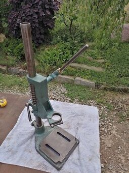 Stojan na vrtačku narex