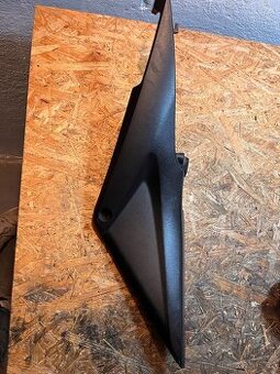 Pravý boční podsedlový plast Honda CBR600RR PC37 05-06
