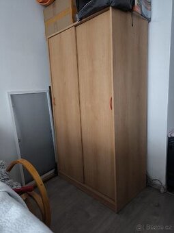 Skříň s posuvnými dveřmi