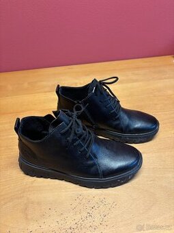 ČERNÉ  KOTNÍKOVÉ  BOTY