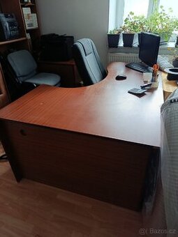 Rohový kancelářský stůl