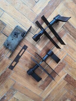 Kované kliky + štítky k vratům