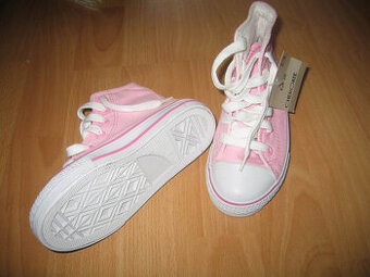 nove tenisky. -- Vel. 28 . 299 kc Prodam  krasne divci nove