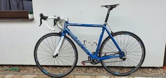 Karbonové silniční kolo