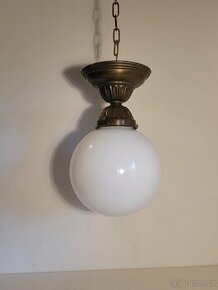mosazná secesní stropnice, lustr, bílá koule 20 cm