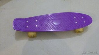 skateboard nebo pennyboard se svítícími kolečky