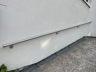 Kovové nerezové zábradlí na zeď 450cm
