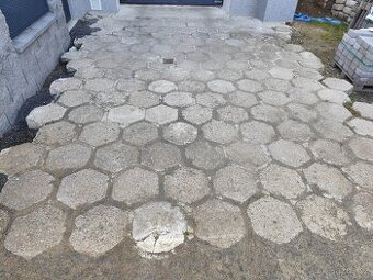 Za flasku daruji betonové šestiúhelníky