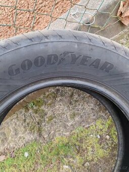 Pneu 235/65r18 106w použité