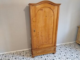Stará skříň s obloukem voskovaná po renovaci - 1
