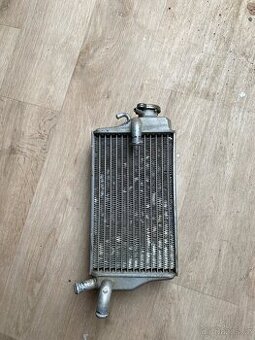 Honda cr 250 2003 ( 2takt nepasuje na crf ) pravý chladič
