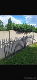 Samonosná vrata a branka