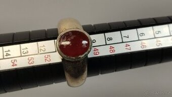 Starý stříbrny prsten s červeným kamenem, 50-51