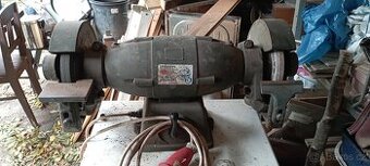 Kompresor a oboustrannou brusku