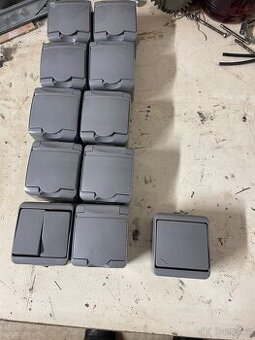 Zásuvky + vypínač IP54 šedá - 1