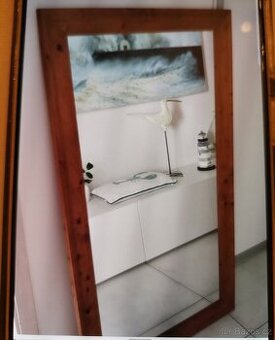 Velké zrcadlo v drevěném rámu