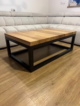 Konferenční dubový stůl.